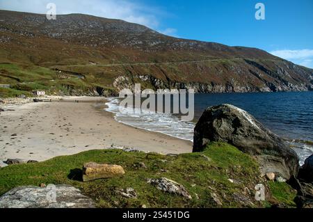 Blick auf die Küste von Keem Bay, Wild Atlantic Way in Co, Mayo, Irland Stockfoto