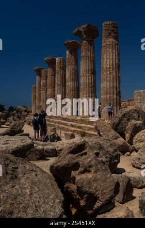 Rekonstruierte dorische Kolonnade des Tempels des Herakles im Tal der Tempel (La Valle dei Templi) in Agrigento, Sizilien, Italien, Stätte der antiken griechischen Stadt Akragas. Stockfoto