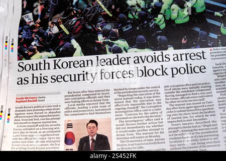 „Der südkoreanische Führer Yoon Suk Yeol vermeidet eine Verhaftung, da seine Sicherheitskräfte die Polizei blockieren.“ Schlagzeile der Zeitung Guardian 4. Januar 2025 London England Großbritannien Stockfoto