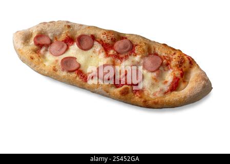 Pizza mit Tomaten- und Käsesauce und Würstel-Scheiben. Isoliert auf weiß mit Beschneidungspfad Stockfoto