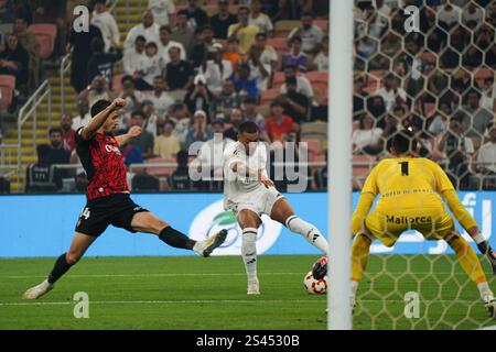 Kylian Mbappé (C) von Real Madrid und Martin Valjent von RCD Mallorca im Halbfinale des spanischen Super Cup zwischen Real Madrid und RCD Mallorca in King Abdullah Sports City. Endrunde : Real Madrid 3-0 RCD Mallorca. Stockfoto