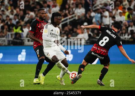 Real Madrids Eduardo Camavinga (L) und Manuel Morlanes (R) von RCD Mallorca waren im Halbfinale des spanischen Super Cup zwischen Real Madrid und RCD Mallorca in King Abdullah Sports City im Einsatz. Endrunde : Real Madrid 3-0 RCD Mallorca. Stockfoto