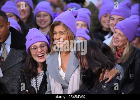 New York, USA. Januar 2025. Hoda Kotb (C) ist in ihrer letzten Show TODAY im Rockefeller Center, New York, NY, am 10. Januar 2025 zu sehen. (Foto: Efren Landaos/SIPA USA) Credit: SIPA USA/Alamy Live News Stockfoto