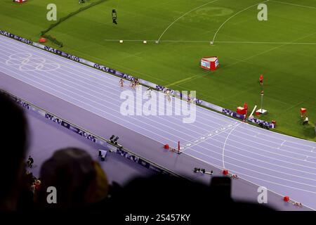 Allgemeine Ansichten der Olympischen Spiele 2024 in Paris aus der Sicht der Fans, darunter Keely Hodgkinsons 800-Meter-Goldmedaille in Paris, Frankreich, Europa. Stockfoto