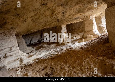Alter Steinbruch in Serbien (in der Nähe von Novi Sad auf Fruska gora) Stockfoto