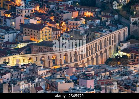 Panoramablick auf das römische Aquädukt und einen Teil der Stadt Kavala in Ostgriechenland bei Nacht Stockfoto