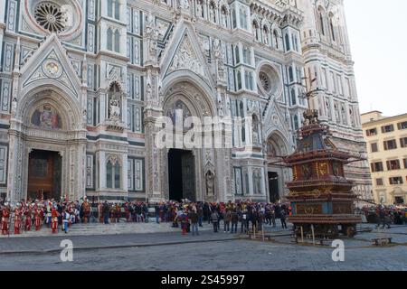 Firenze, Italien. April 2014. Scoppio del carro. Ein Wagen voller Feuerwerk und anderer Pyrotechnik, „Brindellone“, der vom Erzbischof angezündet wird, bietet ein historisches Spektakel während der „Explosion des Wagens“-Veranstaltung, bekannt als Scoppio del Carro, während der Osterfeier in Florenz am 20. April 2014. Domplatz, Florenz, Italien (Foto: Andrea Martini/NurPhoto) Credit: NurPhoto SRL/Alamy Live News Stockfoto