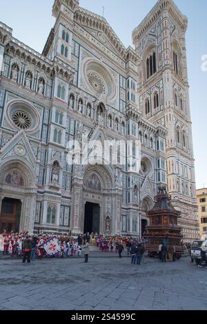 Firenze, Italien. April 2014. Scoppio del carro. Ein Wagen voller Feuerwerk und anderer Pyrotechnik, „Brindellone“, der vom Erzbischof angezündet wird, bietet ein historisches Spektakel während der „Explosion des Wagens“-Veranstaltung, bekannt als Scoppio del Carro, während der Osterfeier in Florenz am 20. April 2014. Domplatz, Florenz, Italien (Foto: Andrea Martini/NurPhoto) Credit: NurPhoto SRL/Alamy Live News Stockfoto