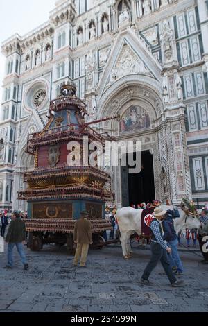Firenze, Italien. April 2014. Scoppio del carro. Ein Wagen voller Feuerwerk und anderer Pyrotechnik, „Brindellone“, der vom Erzbischof angezündet wird, bietet ein historisches Spektakel während der „Explosion des Wagens“-Veranstaltung, bekannt als Scoppio del Carro, während der Osterfeier in Florenz am 20. April 2014. Domplatz, Florenz, Italien (Foto: Andrea Martini/NurPhoto) Credit: NurPhoto SRL/Alamy Live News Stockfoto