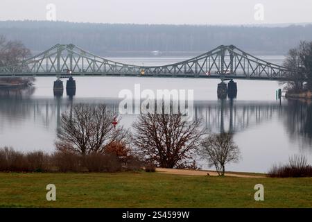 Glienicker Brücke, Potsdam (nur für redactionelle Verwendung. Keine Werbung. Referenzdatenbank: http://www.360-berlin.de. © Jens Knappe. Bildquelle Stockfoto