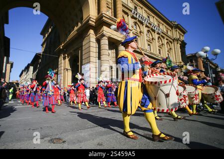 Firenze, Italien. April 2014. Scoppio del carro. Ein Wagen voller Feuerwerk und anderer Pyrotechnik, „Brindellone“, der vom Erzbischof angezündet wird, bietet ein historisches Spektakel während der „Explosion des Wagens“-Veranstaltung, bekannt als Scoppio del Carro, während der Osterfeier in Florenz am 20. April 2014. Domplatz, Florenz, Italien (Foto: Andrea Martini/NurPhoto) Credit: NurPhoto SRL/Alamy Live News Stockfoto