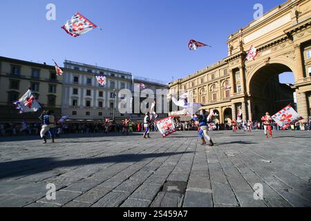 Firenze, Italien. April 2014. Scoppio del carro. Ein Wagen voller Feuerwerk und anderer Pyrotechnik, „Brindellone“, der vom Erzbischof angezündet wird, bietet ein historisches Spektakel während der „Explosion des Wagens“-Veranstaltung, bekannt als Scoppio del Carro, während der Osterfeier in Florenz am 20. April 2014. Domplatz, Florenz, Italien (Foto: Andrea Martini/NurPhoto) Credit: NurPhoto SRL/Alamy Live News Stockfoto
