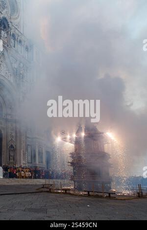 Firenze, Italien. April 2014. Scoppio del carro. Ein Wagen voller Feuerwerk und anderer Pyrotechnik, „Brindellone“, der vom Erzbischof angezündet wird, bietet ein historisches Spektakel während der „Explosion des Wagens“-Veranstaltung, bekannt als Scoppio del Carro, während der Osterfeier in Florenz am 20. April 2014. Domplatz, Florenz, Italien (Foto: Andrea Martini/NurPhoto) Credit: NurPhoto SRL/Alamy Live News Stockfoto