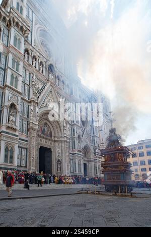 Firenze, Italien. April 2014. Scoppio del carro. Ein Wagen voller Feuerwerk und anderer Pyrotechnik, „Brindellone“, der vom Erzbischof angezündet wird, bietet ein historisches Spektakel während der „Explosion des Wagens“-Veranstaltung, bekannt als Scoppio del Carro, während der Osterfeier in Florenz am 20. April 2014. Domplatz, Florenz, Italien (Foto: Andrea Martini/NurPhoto) Credit: NurPhoto SRL/Alamy Live News Stockfoto