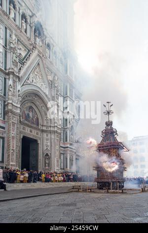 Firenze, Italien. April 2014. Scoppio del carro. Ein Wagen voller Feuerwerk und anderer Pyrotechnik, „Brindellone“, der vom Erzbischof angezündet wird, bietet ein historisches Spektakel während der „Explosion des Wagens“-Veranstaltung, bekannt als Scoppio del Carro, während der Osterfeier in Florenz am 20. April 2014. Domplatz, Florenz, Italien (Foto: Andrea Martini/NurPhoto) Credit: NurPhoto SRL/Alamy Live News Stockfoto