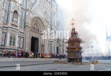 Firenze, Italien. April 2014. Scoppio del carro. Ein Wagen voller Feuerwerk und anderer Pyrotechnik, „Brindellone“, der vom Erzbischof angezündet wird, bietet ein historisches Spektakel während der „Explosion des Wagens“-Veranstaltung, bekannt als Scoppio del Carro, während der Osterfeier in Florenz am 20. April 2014. Domplatz, Florenz, Italien (Foto: Andrea Martini/NurPhoto) Credit: NurPhoto SRL/Alamy Live News Stockfoto