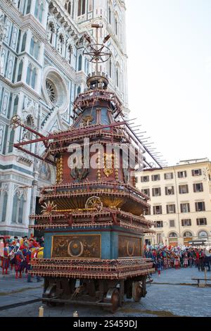 Firenze, Italien. April 2014. Scoppio del carro. Ein Wagen voller Feuerwerk und anderer Pyrotechnik, „Brindellone“, der vom Erzbischof angezündet wird, bietet ein historisches Spektakel während der „Explosion des Wagens“-Veranstaltung, bekannt als Scoppio del Carro, während der Osterfeier in Florenz am 20. April 2014. Domplatz, Florenz, Italien (Foto: Andrea Martini/NurPhoto) Credit: NurPhoto SRL/Alamy Live News Stockfoto