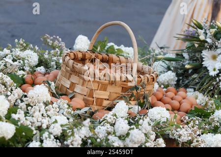 Firenze, Italien. April 2014. Scoppio del carro. Ein Wagen voller Feuerwerk und anderer Pyrotechnik, „Brindellone“, der vom Erzbischof angezündet wird, bietet ein historisches Spektakel während der „Explosion des Wagens“-Veranstaltung, bekannt als Scoppio del Carro, während der Osterfeier in Florenz am 20. April 2014. Domplatz, Florenz, Italien (Foto: Andrea Martini/NurPhoto) Credit: NurPhoto SRL/Alamy Live News Stockfoto
