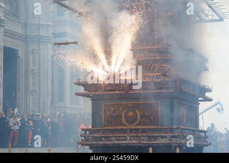 Firenze, Italien. April 2014. Scoppio del carro. Ein Wagen voller Feuerwerk und anderer Pyrotechnik, „Brindellone“, der vom Erzbischof angezündet wird, bietet ein historisches Spektakel während der „Explosion des Wagens“-Veranstaltung, bekannt als Scoppio del Carro, während der Osterfeier in Florenz am 20. April 2014. Domplatz, Florenz, Italien (Foto: Andrea Martini/NurPhoto) Credit: NurPhoto SRL/Alamy Live News Stockfoto
