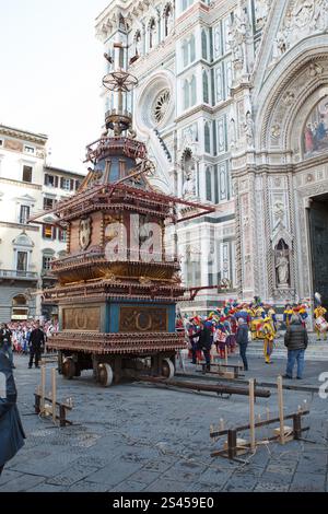 Firenze, Italien. April 2014. Scoppio del carro. Ein Wagen voller Feuerwerk und anderer Pyrotechnik, „Brindellone“, der vom Erzbischof angezündet wird, bietet ein historisches Spektakel während der „Explosion des Wagens“-Veranstaltung, bekannt als Scoppio del Carro, während der Osterfeier in Florenz am 20. April 2014. Domplatz, Florenz, Italien (Foto: Andrea Martini/NurPhoto) Credit: NurPhoto SRL/Alamy Live News Stockfoto