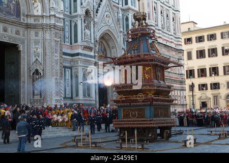 Firenze, Italien. April 2014. Scoppio del carro. Ein Wagen voller Feuerwerk und anderer Pyrotechnik, „Brindellone“, der vom Erzbischof angezündet wird, bietet ein historisches Spektakel während der „Explosion des Wagens“-Veranstaltung, bekannt als Scoppio del Carro, während der Osterfeier in Florenz am 20. April 2014. Domplatz, Florenz, Italien (Foto: Andrea Martini/NurPhoto) Credit: NurPhoto SRL/Alamy Live News Stockfoto