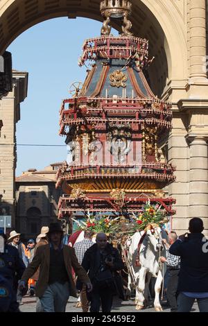 Firenze, Italien. April 2014. Scoppio del carro. Ein Wagen voller Feuerwerk und anderer Pyrotechnik, „Brindellone“, der vom Erzbischof angezündet wird, bietet ein historisches Spektakel während der „Explosion des Wagens“-Veranstaltung, bekannt als Scoppio del Carro, während der Osterfeier in Florenz am 20. April 2014. Domplatz, Florenz, Italien (Foto: Andrea Martini/NurPhoto) Credit: NurPhoto SRL/Alamy Live News Stockfoto