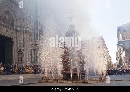 Firenze, Italien. April 2014. Scoppio del carro. Ein Wagen voller Feuerwerk und anderer Pyrotechnik, „Brindellone“, der vom Erzbischof angezündet wird, bietet ein historisches Spektakel während der „Explosion des Wagens“-Veranstaltung, bekannt als Scoppio del Carro, während der Osterfeier in Florenz am 20. April 2014. Domplatz, Florenz, Italien (Foto: Andrea Martini/NurPhoto) Credit: NurPhoto SRL/Alamy Live News Stockfoto