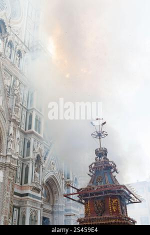 Firenze, Italien. April 2014. Scoppio del carro. Ein Wagen voller Feuerwerk und anderer Pyrotechnik, „Brindellone“, der vom Erzbischof angezündet wird, bietet ein historisches Spektakel während der „Explosion des Wagens“-Veranstaltung, bekannt als Scoppio del Carro, während der Osterfeier in Florenz am 20. April 2014. Domplatz, Florenz, Italien (Foto: Andrea Martini/NurPhoto) Credit: NurPhoto SRL/Alamy Live News Stockfoto