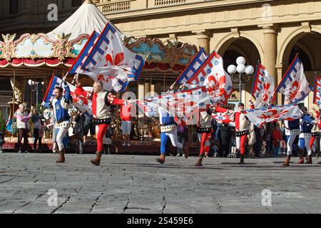 Firenze, Italien. April 2014. Scoppio del carro. Ein Wagen voller Feuerwerk und anderer Pyrotechnik, „Brindellone“, der vom Erzbischof angezündet wird, bietet ein historisches Spektakel während der „Explosion des Wagens“-Veranstaltung, bekannt als Scoppio del Carro, während der Osterfeier in Florenz am 20. April 2014. Domplatz, Florenz, Italien (Foto: Andrea Martini/NurPhoto) Credit: NurPhoto SRL/Alamy Live News Stockfoto