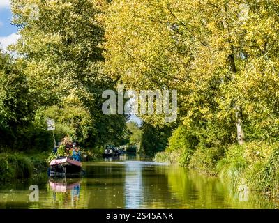 Hausboote entlang des Kennet- und Avon-Kanals bei Hungerford, Berkshire. Stockfoto