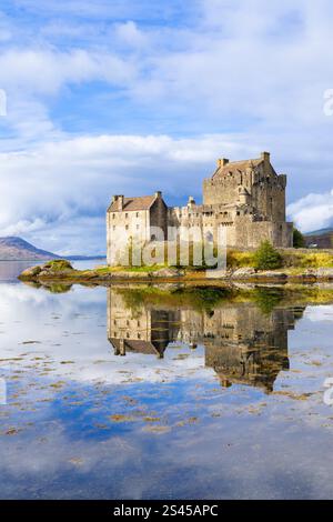 Eilean Donan Castle spiegelt sich in den Gewässern von Loch Duich bei Dornie von Kyle of Lochalsh Ross und Cromarty Western Highlands of Scotland UK GB Europe Stockfoto