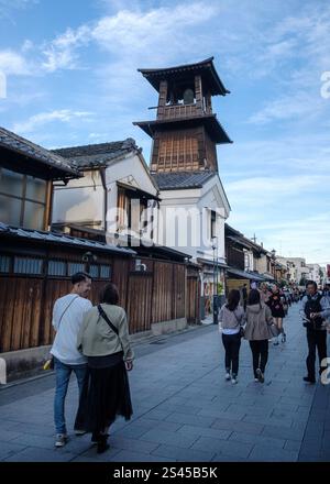 Dieser Glockenturm (Tokinokane) bildet einen Eingang an der Straße zum Yakushi-Schrein in der Stadt Kawagoe, Saitama Stockfoto