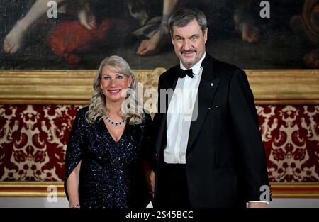 München, Deutschland. Januar 2025. Der bayerische Premierminister Markus Söder und seine Frau Karin Baumüller-Söder beim Neujahrsempfang von Premierminister Markus Söder in der Münchner Residenz. Quelle: Felix Hörhager/dpa/Alamy Live News Stockfoto