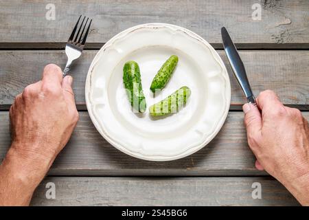 Eingelegte Gurken auf Teller. Gesunde Ernährung Stockfoto