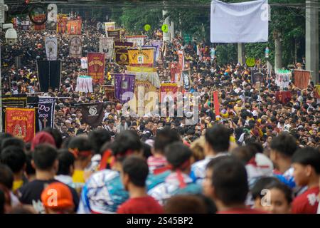 Translacion of the Black Nazarene 2025, die philippinischen Teilnehmer nehmen am 9. Januar 2025 an der Translacion of the Black Nazarene 2025 in Manila, Philippinen, Teil. Der Traslacion des Schwarzen Nazareners ist ein wichtiges religiöses Ereignis auf den Philippinen, bei dem Millionen von Gläubigen an der 5,8 km langen Prozession von Quirino Grandstand zur Quiapo-Kirche teilnehmen. Bei der Veranstaltung, die an die Versetzung der Statue des Schwarzen Nazareners erinnert, kamen schätzungsweise 8,1 Millionen Teilnehmer, die Segen suchten und ihren Glauben zum Ausdruck brachten. Die Behörden sorgten für die Sicherheit mit über 12.000 eingesetzten Mitarbeitern, einschließlich der medizinischen Abteilung Stockfoto