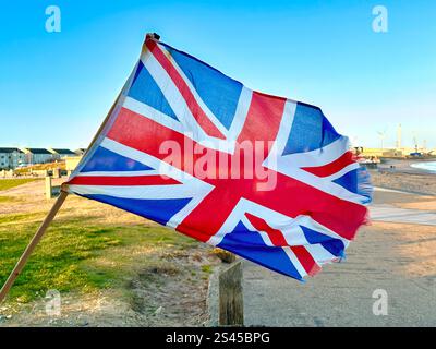 Zerrissene union-Flagge oder union-Jack im Wind am blyth Beach northumberland uk Stockfoto