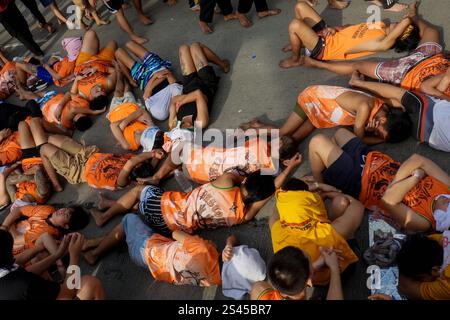 Translacion of the Black Nazarene 2025, die philippinischen Teilnehmer nehmen am 9. Januar 2025 an der Translacion of the Black Nazarene 2025 in Manila, Philippinen, Teil. Der Traslacion des Schwarzen Nazareners ist ein wichtiges religiöses Ereignis auf den Philippinen, bei dem Millionen von Gläubigen an der 5,8 km langen Prozession von Quirino Grandstand zur Quiapo-Kirche teilnehmen. Bei der Veranstaltung, die an die Versetzung der Statue des Schwarzen Nazareners erinnert, kamen schätzungsweise 8,1 Millionen Teilnehmer, die Segen suchten und ihren Glauben zum Ausdruck brachten. Die Behörden sorgten für die Sicherheit mit über 12.000 eingesetzten Mitarbeitern, einschließlich der medizinischen Abteilung Stockfoto