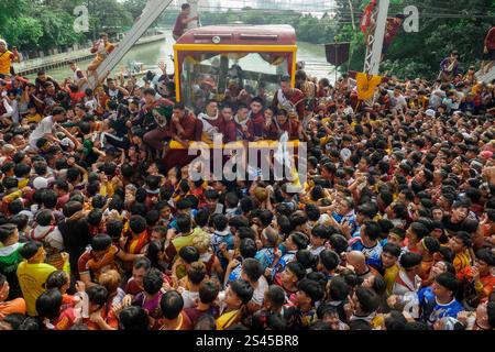 Translacion of the Black Nazarene 2025, die philippinischen Teilnehmer nehmen am 9. Januar 2025 an der Translacion of the Black Nazarene 2025 in Manila, Philippinen, Teil. Der Traslacion des Schwarzen Nazareners ist ein wichtiges religiöses Ereignis auf den Philippinen, bei dem Millionen von Gläubigen an der 5,8 km langen Prozession von Quirino Grandstand zur Quiapo-Kirche teilnehmen. Bei der Veranstaltung, die an die Versetzung der Statue des Schwarzen Nazareners erinnert, kamen schätzungsweise 8,1 Millionen Teilnehmer, die Segen suchten und ihren Glauben zum Ausdruck brachten. Die Behörden sorgten für die Sicherheit mit über 12.000 eingesetzten Mitarbeitern, einschließlich der medizinischen Abteilung Stockfoto