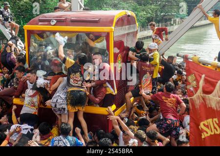 Translacion of the Black Nazarene 2025, die philippinischen Teilnehmer nehmen am 9. Januar 2025 an der Translacion of the Black Nazarene 2025 in Manila, Philippinen, Teil. Der Traslacion des Schwarzen Nazareners ist ein wichtiges religiöses Ereignis auf den Philippinen, bei dem Millionen von Gläubigen an der 5,8 km langen Prozession von Quirino Grandstand zur Quiapo-Kirche teilnehmen. Bei der Veranstaltung, die an die Versetzung der Statue des Schwarzen Nazareners erinnert, kamen schätzungsweise 8,1 Millionen Teilnehmer, die Segen suchten und ihren Glauben zum Ausdruck brachten. Die Behörden sorgten für die Sicherheit mit über 12.000 eingesetzten Mitarbeitern, einschließlich der medizinischen Abteilung Stockfoto