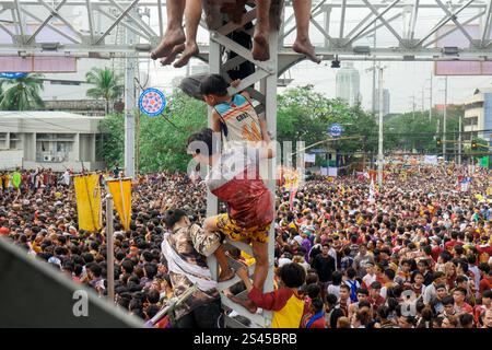 Translacion of the Black Nazarene 2025, die philippinischen Teilnehmer nehmen am 9. Januar 2025 an der Translacion of the Black Nazarene 2025 in Manila, Philippinen, Teil. Der Traslacion des Schwarzen Nazareners ist ein wichtiges religiöses Ereignis auf den Philippinen, bei dem Millionen von Gläubigen an der 5,8 km langen Prozession von Quirino Grandstand zur Quiapo-Kirche teilnehmen. Bei der Veranstaltung, die an die Versetzung der Statue des Schwarzen Nazareners erinnert, kamen schätzungsweise 8,1 Millionen Teilnehmer, die Segen suchten und ihren Glauben zum Ausdruck brachten. Die Behörden sorgten für die Sicherheit mit über 12.000 eingesetzten Mitarbeitern, einschließlich der medizinischen Abteilung Stockfoto