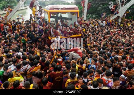 Translacion of the Black Nazarene 2025, die philippinischen Teilnehmer nehmen am 9. Januar 2025 an der Translacion of the Black Nazarene 2025 in Manila, Philippinen, Teil. Der Traslacion des Schwarzen Nazareners ist ein wichtiges religiöses Ereignis auf den Philippinen, bei dem Millionen von Gläubigen an der 5,8 km langen Prozession von Quirino Grandstand zur Quiapo-Kirche teilnehmen. Bei der Veranstaltung, die an die Versetzung der Statue des Schwarzen Nazareners erinnert, kamen schätzungsweise 8,1 Millionen Teilnehmer, die Segen suchten und ihren Glauben zum Ausdruck brachten. Die Behörden sorgten für die Sicherheit mit über 12.000 eingesetzten Mitarbeitern, einschließlich der medizinischen Abteilung Stockfoto