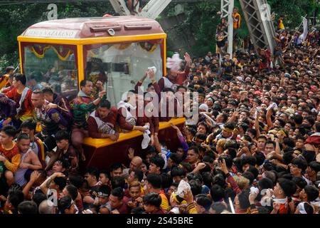 Translacion of the Black Nazarene 2025, die philippinischen Teilnehmer nehmen am 9. Januar 2025 an der Translacion of the Black Nazarene 2025 in Manila, Philippinen, Teil. Der Traslacion des Schwarzen Nazareners ist ein wichtiges religiöses Ereignis auf den Philippinen, bei dem Millionen von Gläubigen an der 5,8 km langen Prozession von Quirino Grandstand zur Quiapo-Kirche teilnehmen. Bei der Veranstaltung, die an die Versetzung der Statue des Schwarzen Nazareners erinnert, kamen schätzungsweise 8,1 Millionen Teilnehmer, die Segen suchten und ihren Glauben zum Ausdruck brachten. Die Behörden sorgten für die Sicherheit mit über 12.000 eingesetzten Mitarbeitern, einschließlich der medizinischen Abteilung Stockfoto