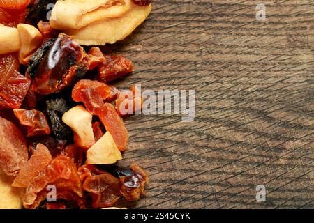 Getrocknete Früchte auf hölzernem Hintergrund, Kopierraum Stockfoto