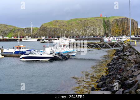Stykkisholmur oder Stykkiholmsbaer, Hafen und Insel Sugansdisey. Region Vesturland, Halbinsel Snaefellsnes, Island. Stockfoto