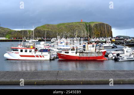 Stykkisholmur oder Stykkiholmsbaer, Hafen und Insel Sugansdisey. Region Vesturland, Halbinsel Snaefellsnes, Island. Stockfoto