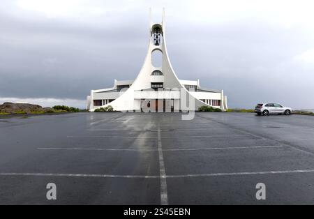Stykkisholmur oder Stykkiholmsbaer, neue Kirche. Region Vesturland, Halbinsel Snaefellsnes, Island. Stockfoto