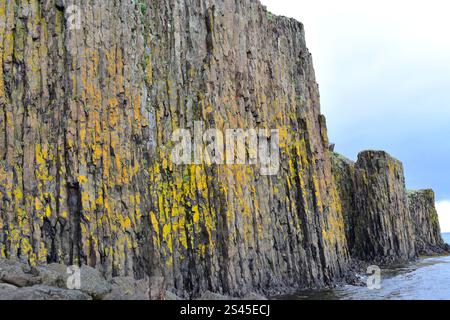 Stykkisholmur oder Stykkiholmsbaer. Sugansdisey Insel mit Säulenbasalt. Region Vesturland, Halbinsel Snaefellsnes, Island. Stockfoto