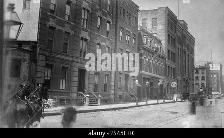 Bellevue Hospital, New York City: Die Straße mit dem Eingang der Schwestern („Krankenschwestern“ in Stein gemeißelt) neben der Manhattan Chapel. Foto. Datum: 1885-1898 Stockfoto