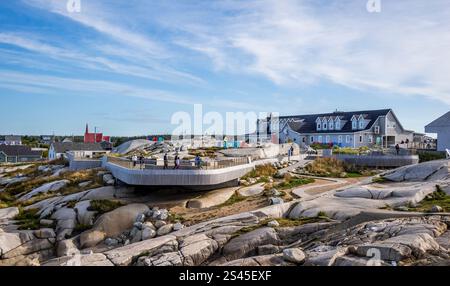 Aussichtsplattform und Sou'Wester Gift & Restaurant am Peggy's Point Leuchtturm in Peggy's Cove, Nova Scotia, Kanada Stockfoto