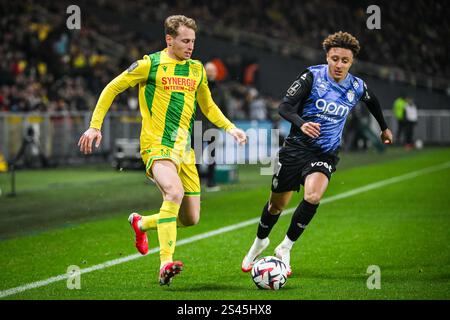 Nantes, Frankreich, Frankreich. Januar 2025. Nicolas COZZA aus Nantes und Eliesse BEN SEGHIR aus Monaco während des Ligue-1-Spiels zwischen dem FC Nantes und AS Monaco im La Beaujoire Stadium am 10. Januar 2025 in Nantes, Frankreich. (Kreditbild: © Matthieu Mirville/ZUMA Press Wire) NUR REDAKTIONELLE VERWENDUNG! Nicht für kommerzielle ZWECKE! Quelle: ZUMA Press, Inc./Alamy Live News Stockfoto